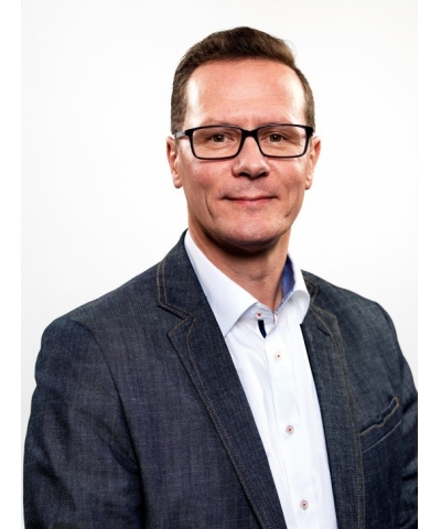 Peter Musters en Dani&euml;lle Harkes betreden podium op Building Holland 2020