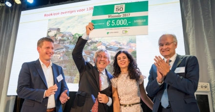 ABN AMRO Duurzame 50-winnares Claudia Reiner doneert cheque aan Unica Foundation