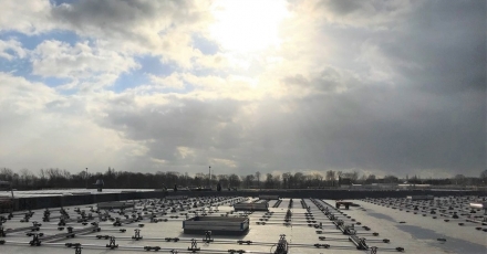 Bijna 10.000 zonnepanelen op drie daken bottelaar