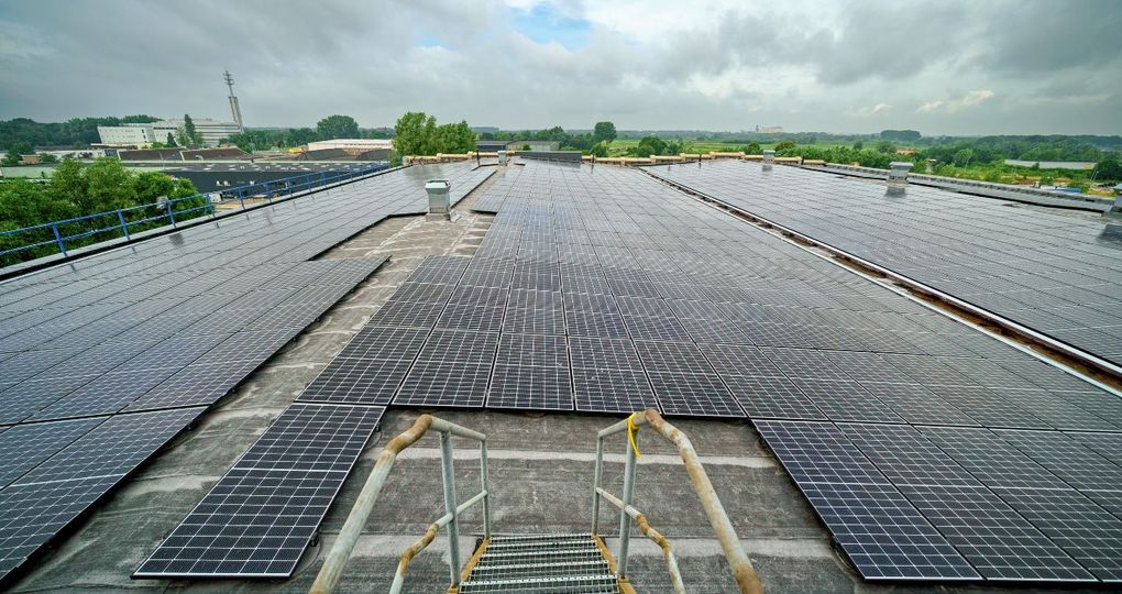 Bijna duizend zonnepanelen op één dak