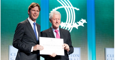Duurzaam Gebouwd-oprichter Coen van Oostrom onderscheiden door Bill Clinton