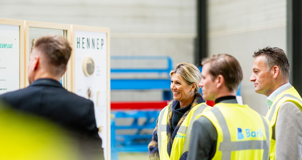 Koningin Máxima brengt bezoek aan biobased bouwen project