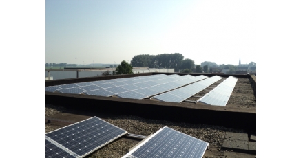 Nieuwe zon-pv installatie op dak van Desso zorgt voor eigen duurzame energie