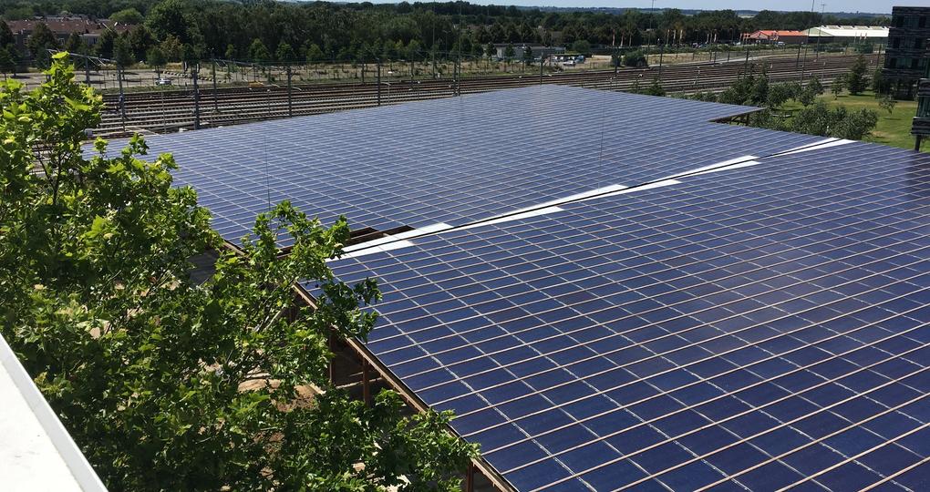 Parkeerdek met 3500 zonnepanelen officieel geopend