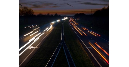 Veilige donkere wegen door lichtgevende verf
