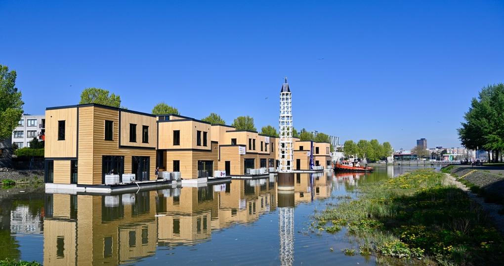 Waterwoningen drijven in Rotterdamse haven