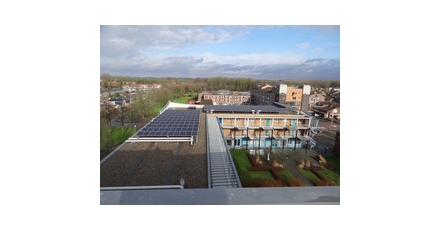 Woningcorporatie OFW plaatst 499 zonnepanelen op woonservicecentrum Dronten