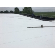De sterke combinatie van witte dakbedekking en zonnepanelen